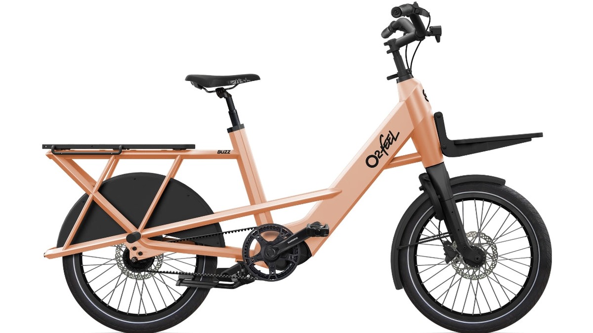 O2feel Buzz 8, vélo cargo compact électrique de la marque, coloris Peach Fuzz, vu de profil avec porte-bagages avant et arrière